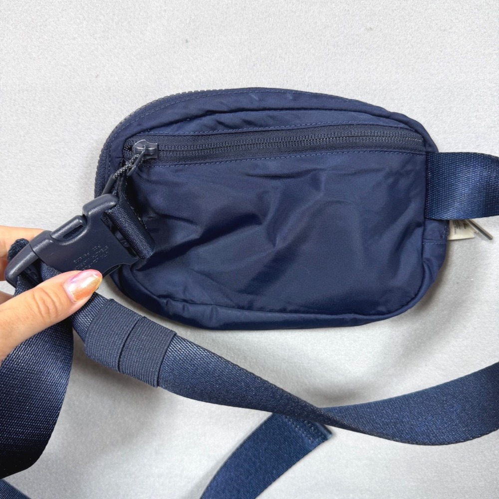 Lululemon Everywhere Belt Bag 1L True Navy Nylon Waist Pack LU9AX2S - Picture 2 of 6